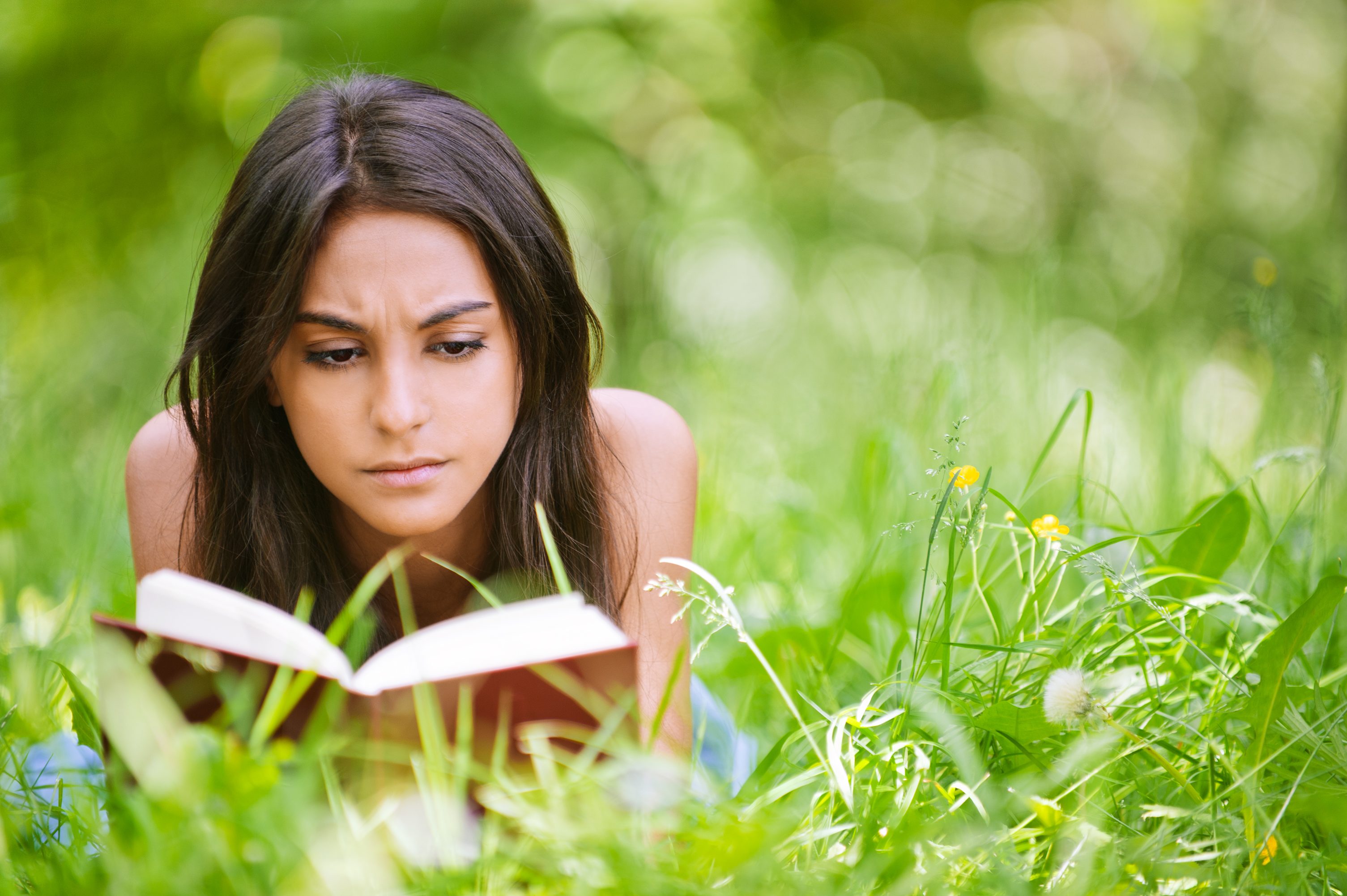 Natural reading. Девушка с книжкой на природе. Девушка на траве с книгой. Девочка с книжкой на траве. Девушка с книгой на природе.